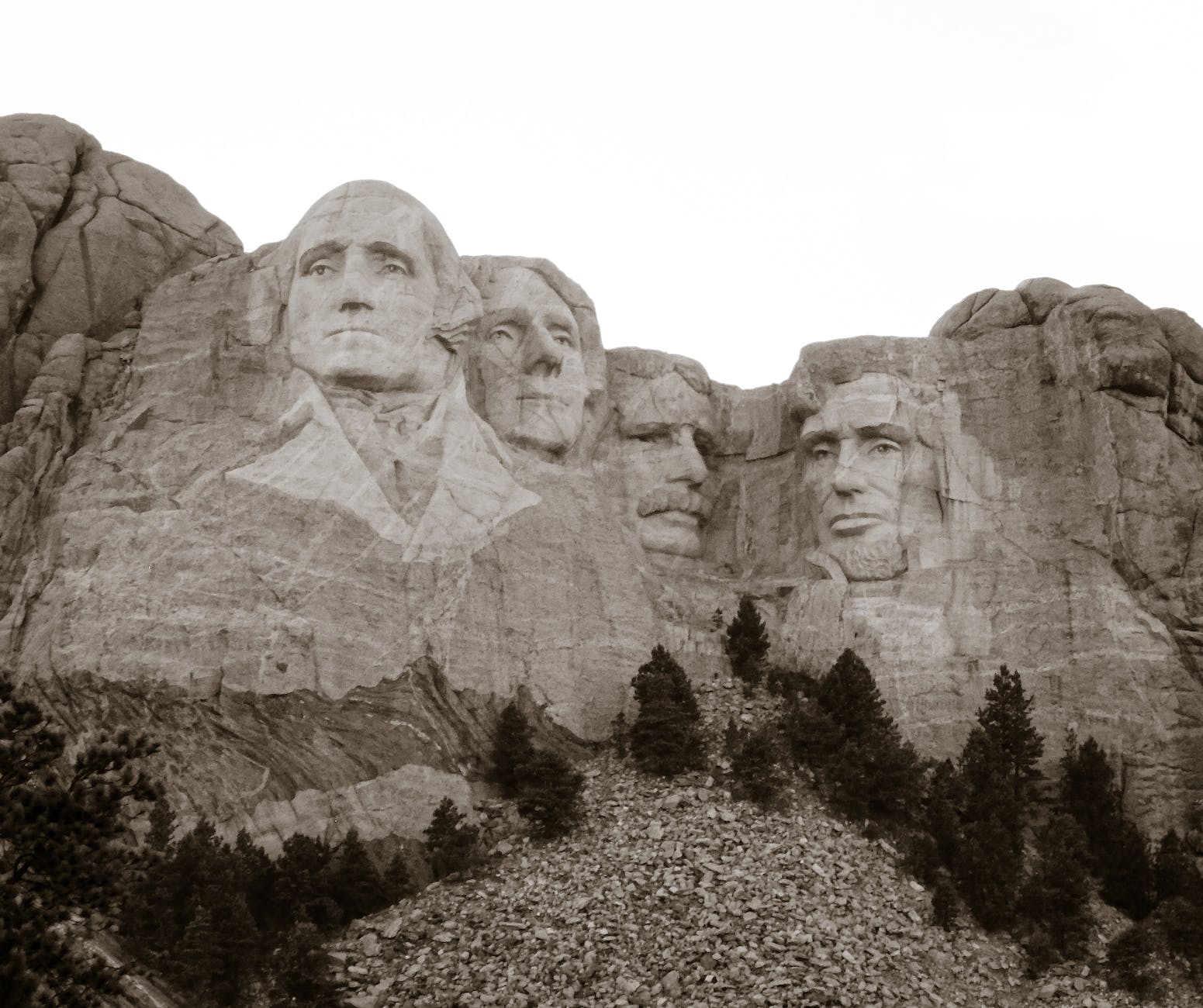 photo of mount rushmore national memorial